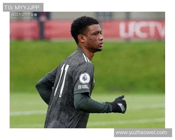 足球球星杵拐杖现身赛场背后 伤痛与坚持交织的传奇故事