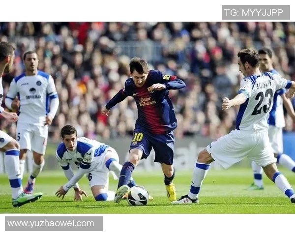 足球球星与路人偶遇街头瞬间展现真实一面引发热议 足球球星与路人偶遇街头瞬间展现真实一面引发热议